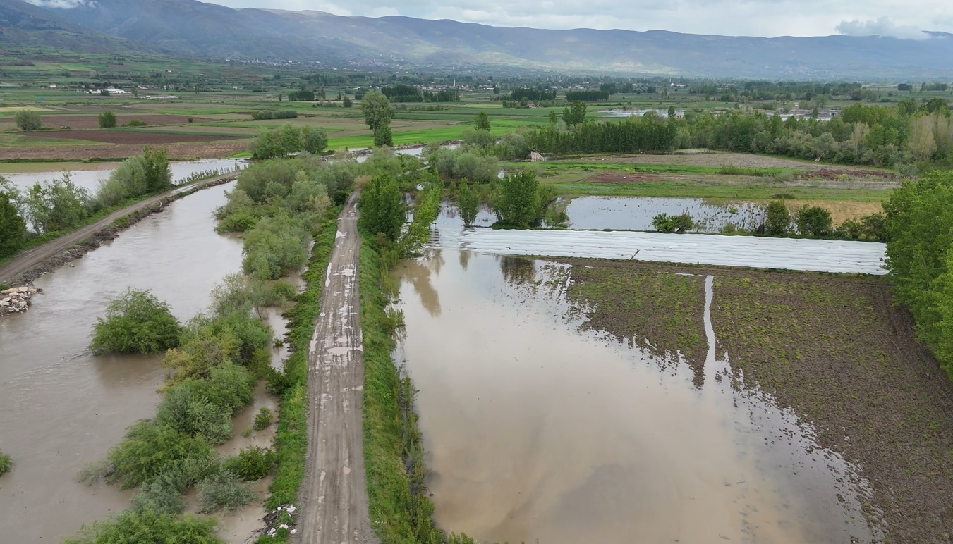 Tokat’ta yollar çöktü, sular altında kalan tarım arazileri dron ile görüntülendi
