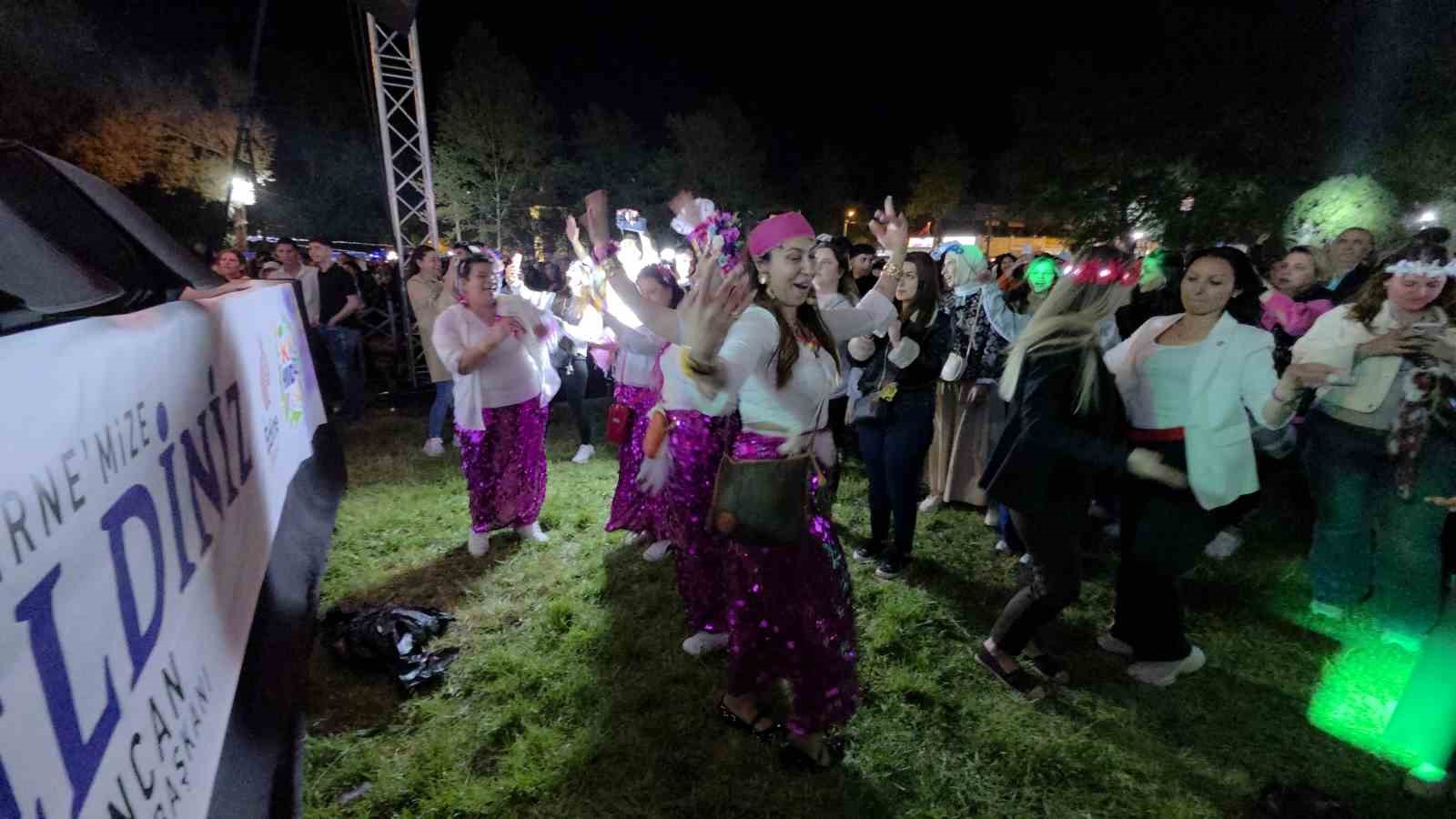 Kakava’da şarkıcı Mengüç sahne aldı, Sarayiçi’nde coşku zirveye ulaştı
