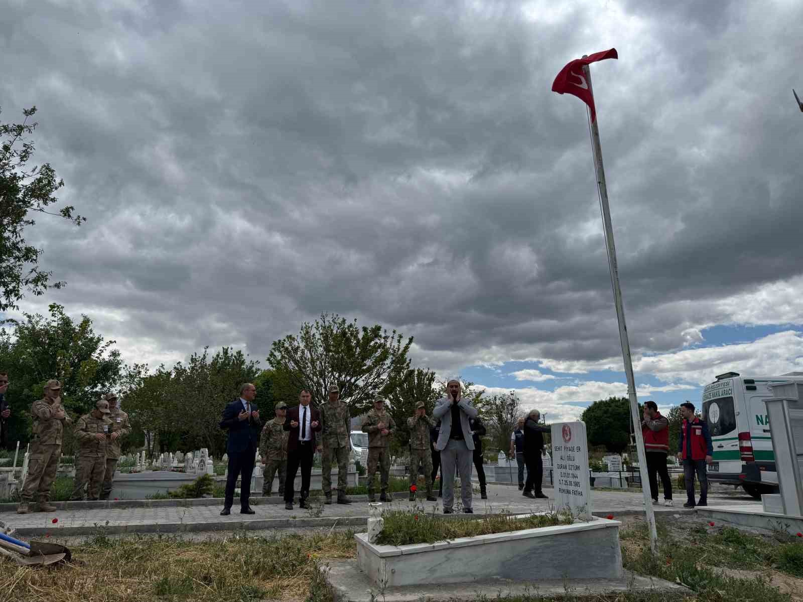 56 yıl sonra bulunan şehit mezarı memleketine taşındı
