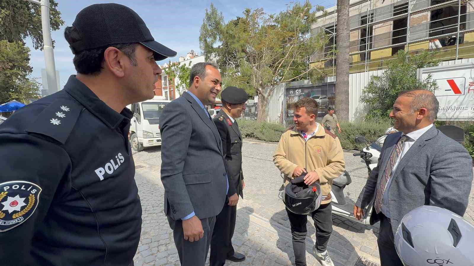 Datça’da motosiklet sürücülere ücretsiz kask dağıtıldı
