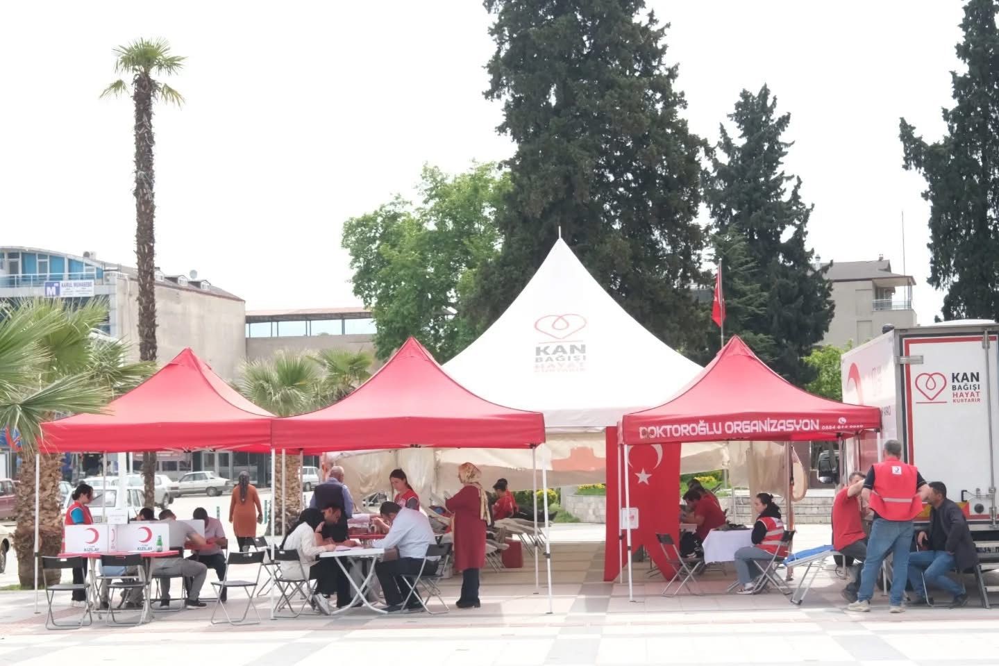 Vatandaşlardan Kızılay’ın kan bağışı kampanyasına destek

