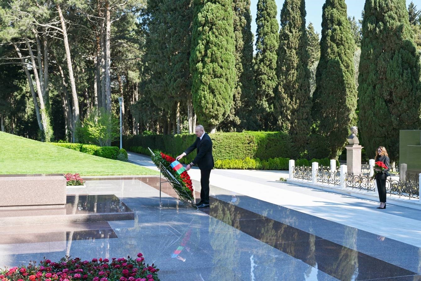 Aliyev, merhum Cumhurbaşkanı Haydar Aliyev’i mezarı başında andı
