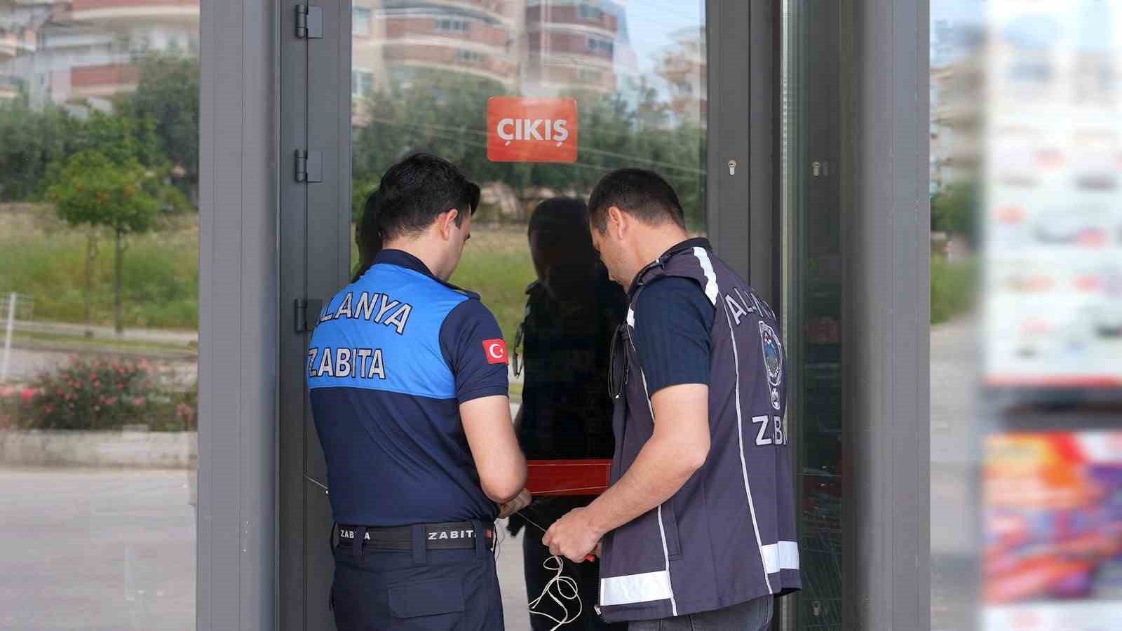 Alanya’da tüketim tarihi geçmiş ürün satan zincir market mühürlendi
