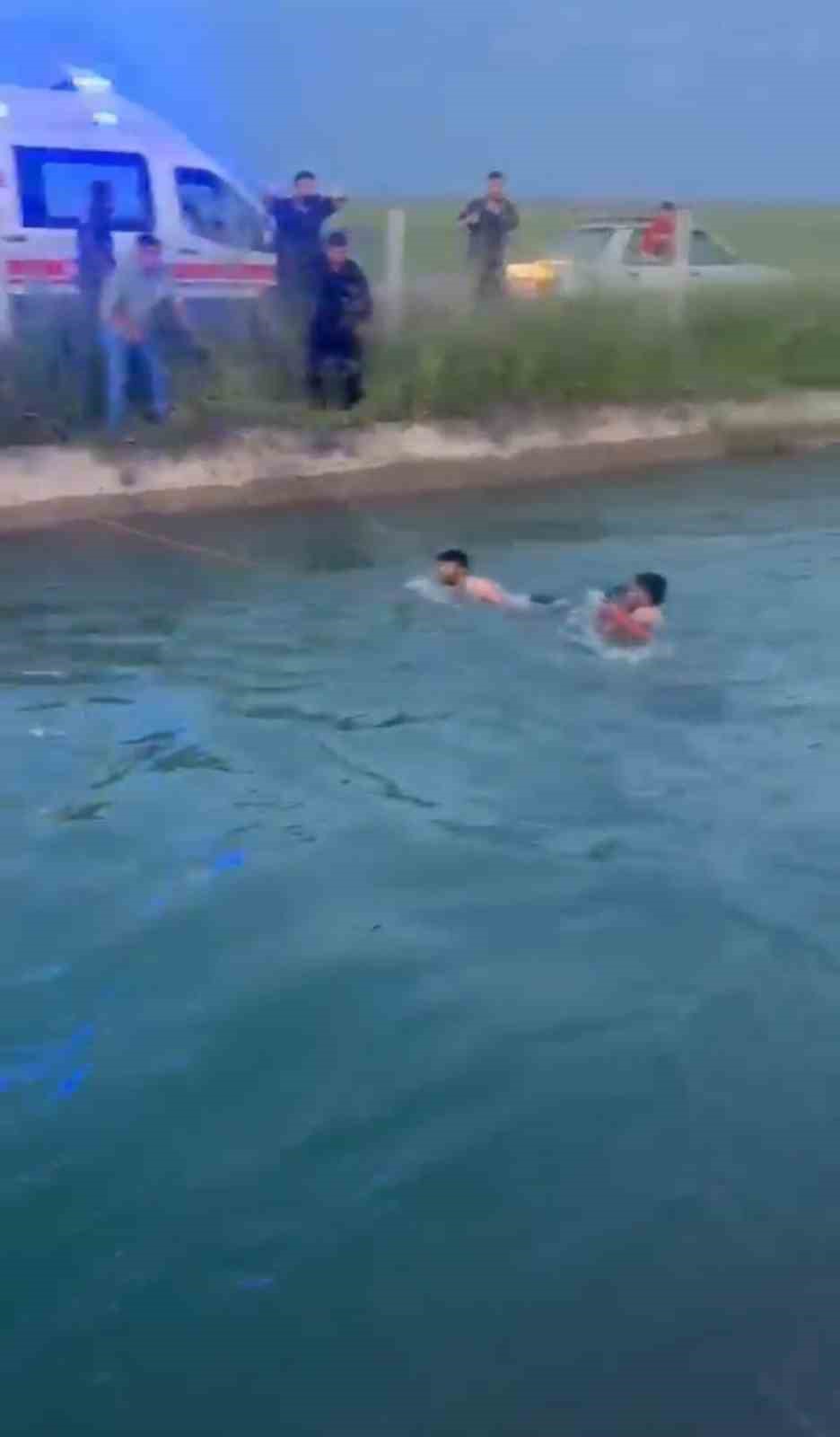 Şanlıurfa’da otomobil sulama kanalına devrildi: 2 kadını vatandaşlar kurtardı
