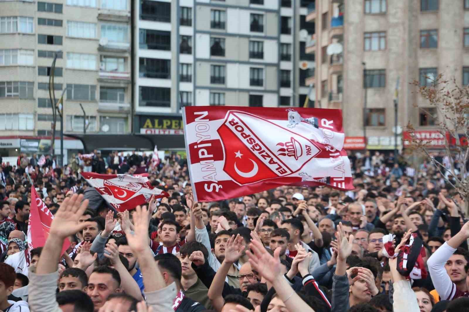 Elazığ’da binlerce taraftar, dev ekranda maçı izledi
