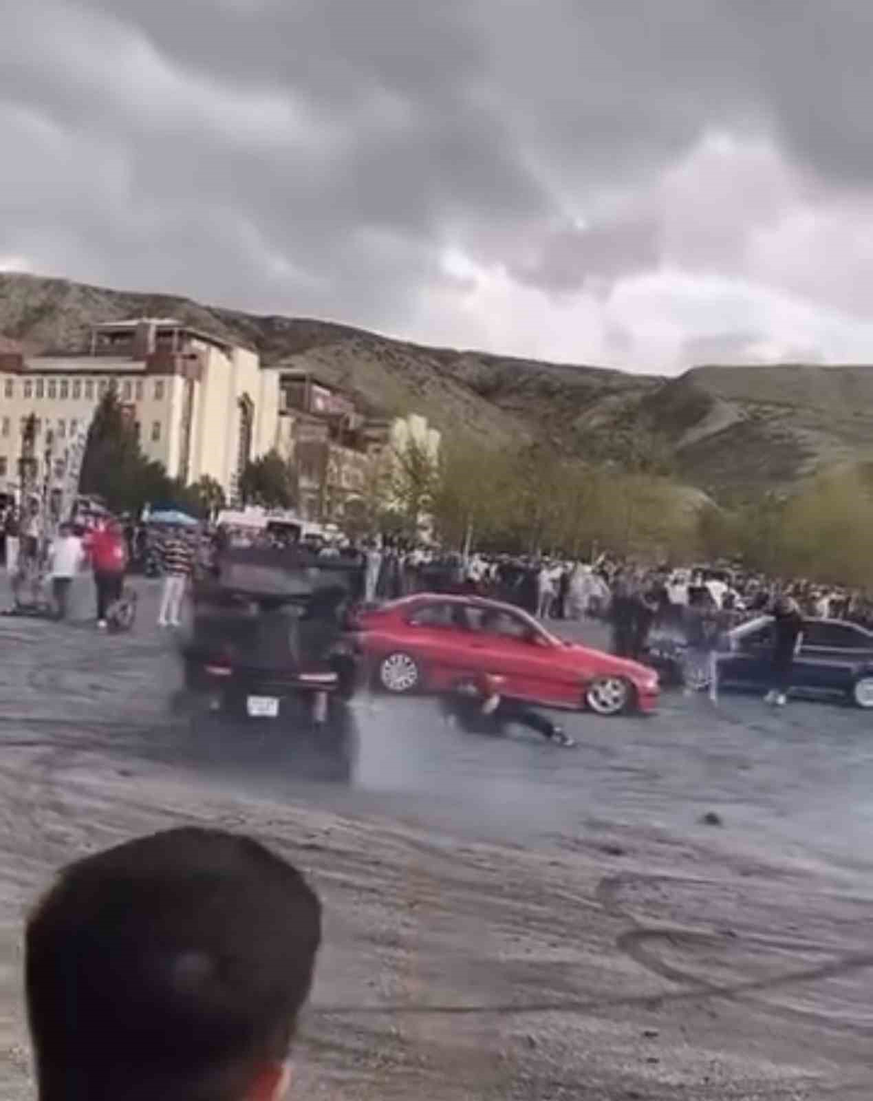 Fuarda otomobil ile drift atan sürücü görevliye çarptı: O anlar kamerada
