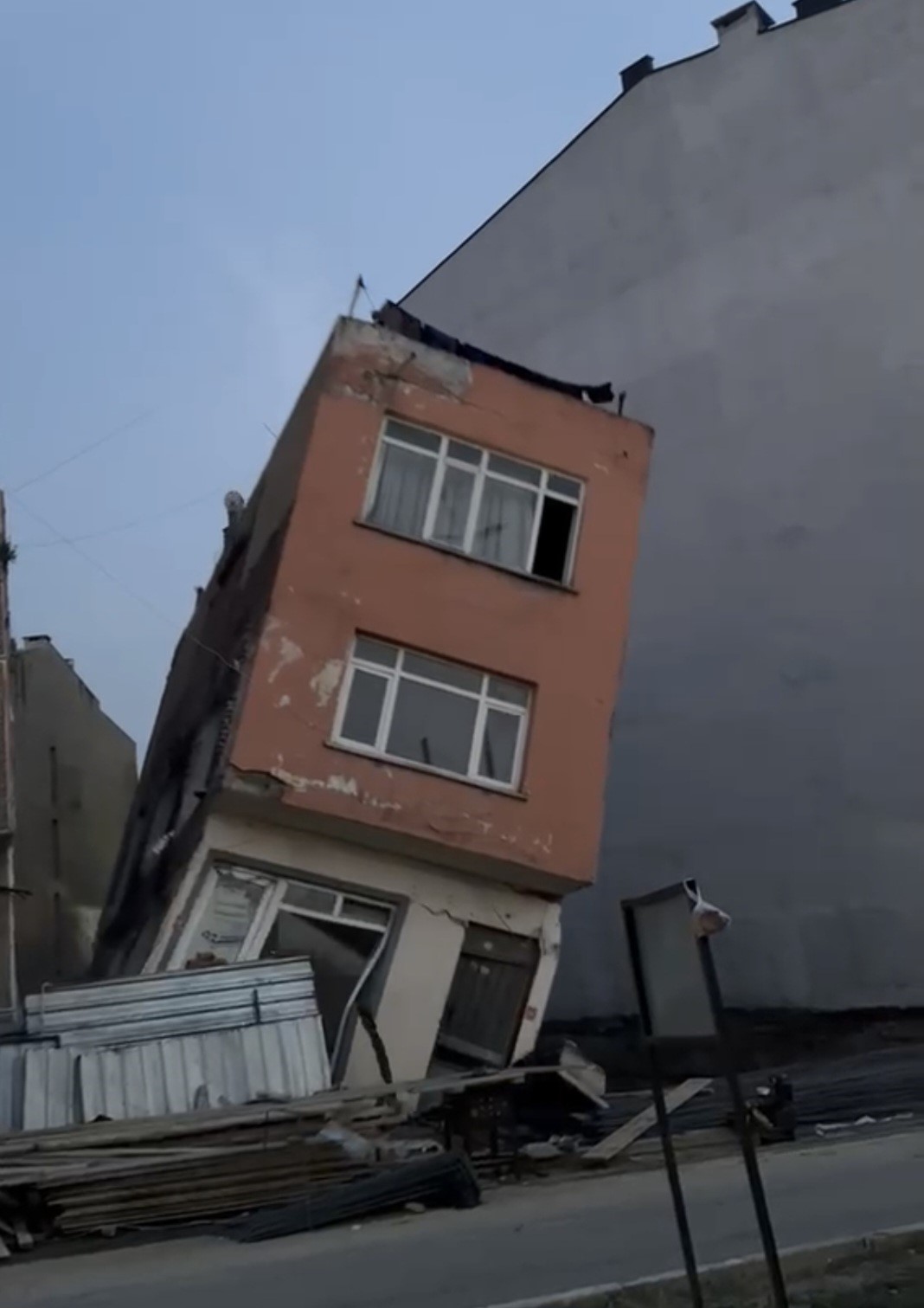 Erdek’te inşaat kazısı sırasında temeli zarar gören 2 katlı bina yıkıldı
