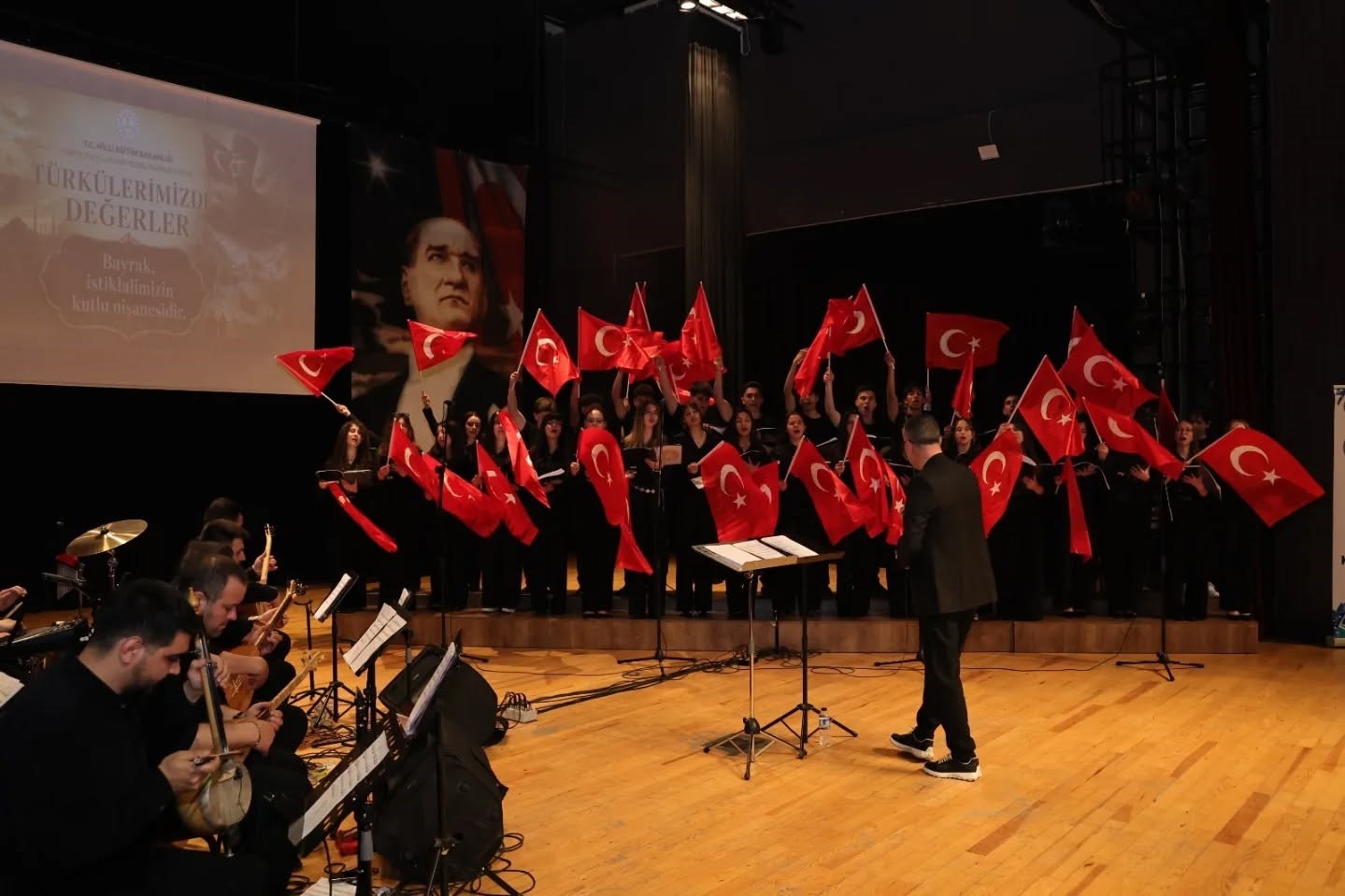 Kütahya’da "Türkülerimizde Değerler" konseri sanatseverlerden tam not aldı
