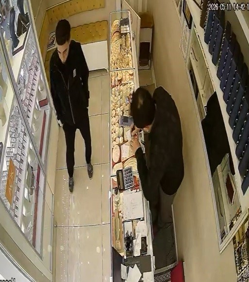 Oyaladığı kuyumcudan altınları çaldı, kaçamadan yakalandı

