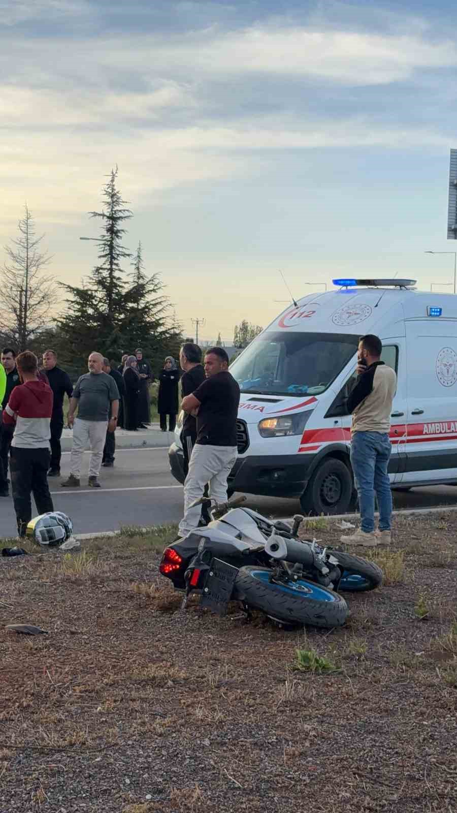 Motorsiklet devrildi, sürücü ağır yaralandı
