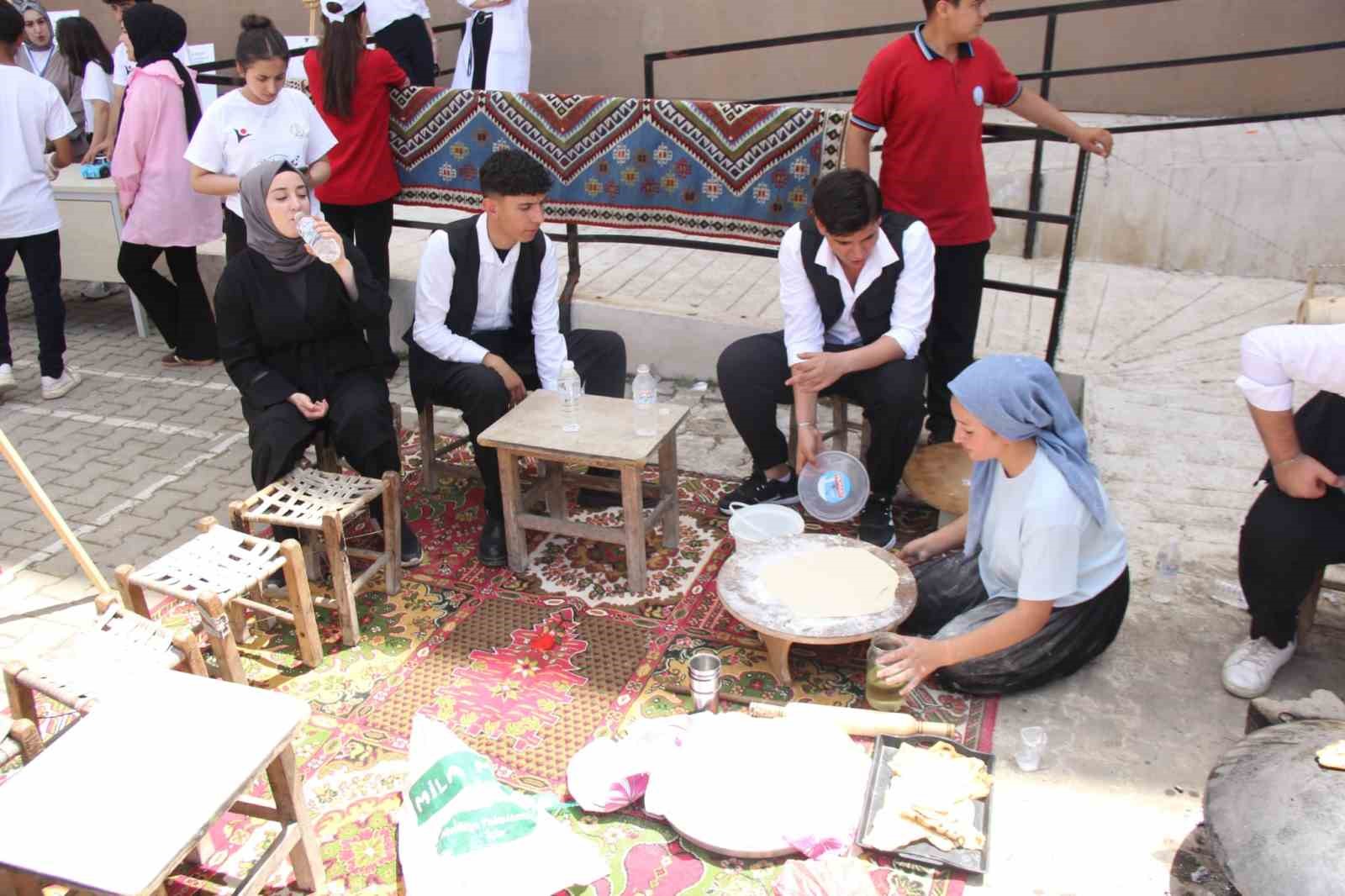 Cizreli öğrencilerden bilim fuarında yöresel lezzet atağı
