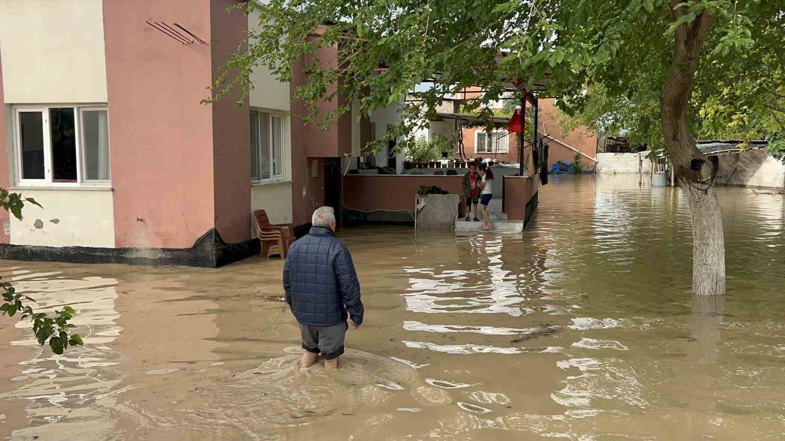 Osmaniye’de sağanak etkili oldu, evleri ve tarlaları su bastı
