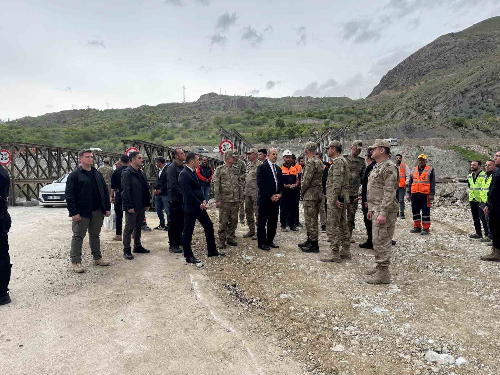 2. Ordu Komutanı Topaloğlu Hakkari-Van yolundaki çalışmaları inceledi
