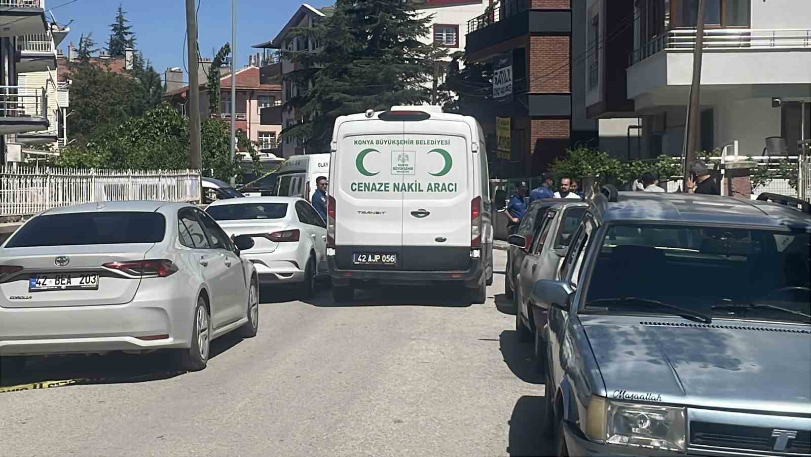 Anne ve babasını öldüren zanlı parkta eli kanlı bulunmuş
