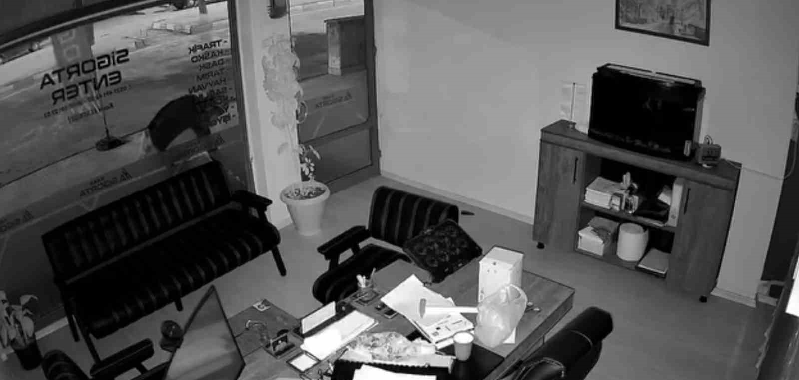 İş yeri önündeki saksıdaki çiçekleri söküp alıp gitti
