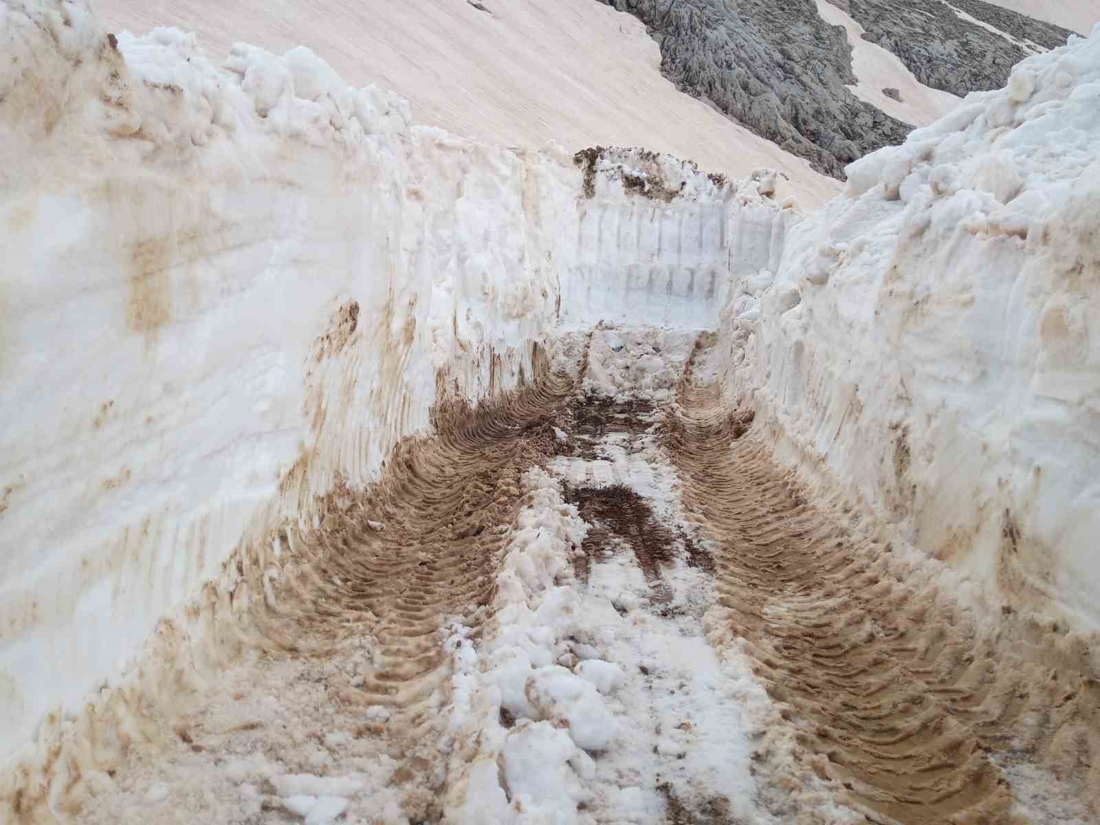 Alanya’da yayla yollarında kar mesaisi

