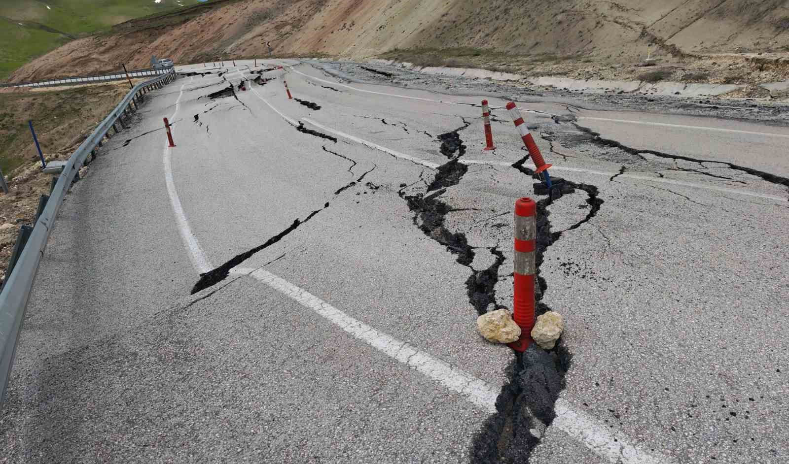 Ahlat-Malazgirt yolunda korkutan kayma
