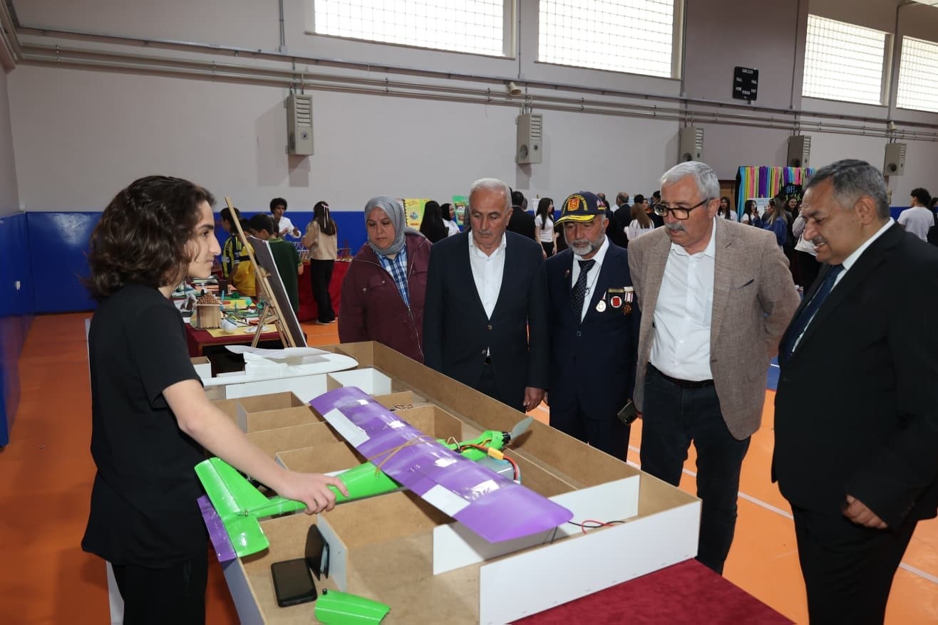 Bünyan Fen Lisesi’nde düzenlenen TÜBİTAK Bilim Fuarı’na yoğun ilgi