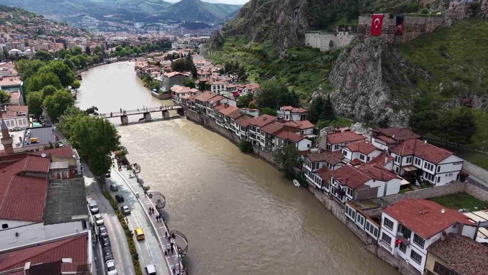 Amasya’da taşkın durumu masaya yatırıldı: "Aşırı yağış gelmediği takdirde Almus Barajı’ndan gelen su yükünün sorunsuz tahliye edilmesi öngörülüyor"
