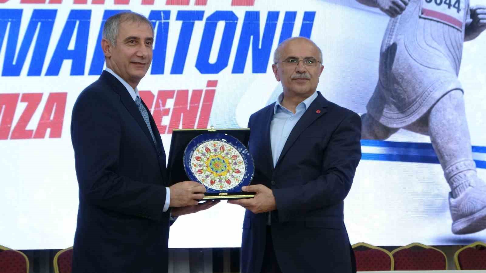 Malatya’da spor emekçileri onurlandırıldı, Arslantepe Yarı Maratonu’nun imzaları atıldı
