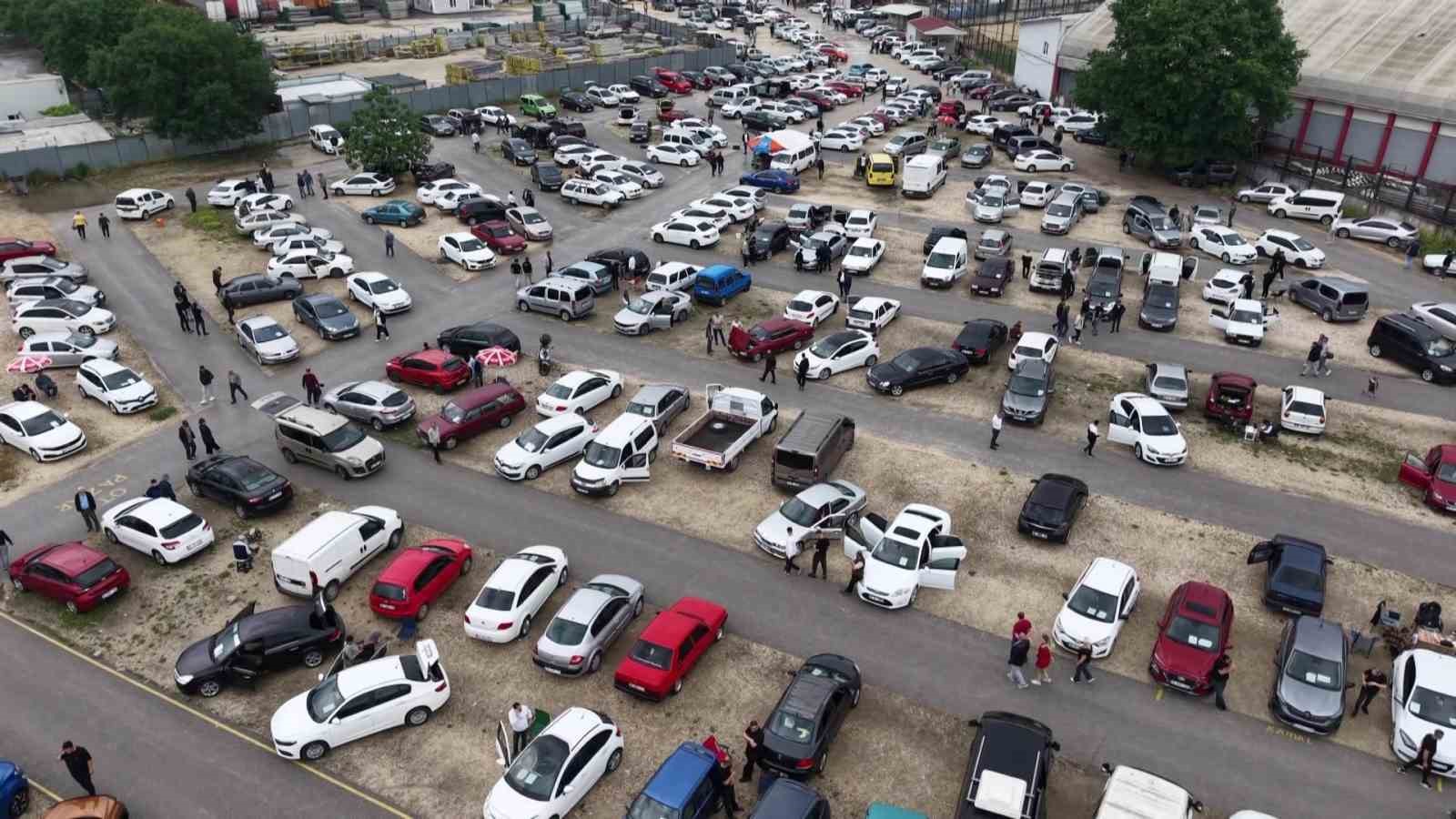 Bayram öncesi Bursa oto pazarında yoğunluk
