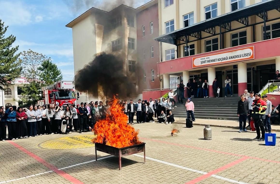 Bingöl’de 6 bin 100 kişiye yangın ve tahliye eğitimi
