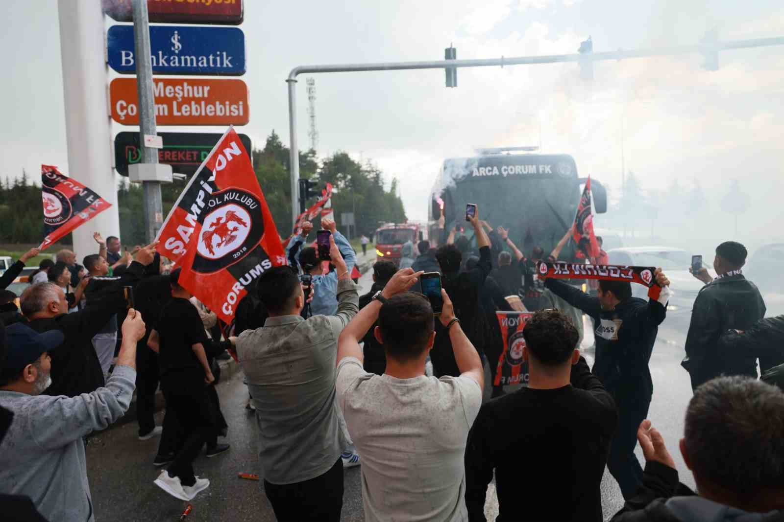 Çorum FK’da Süper Lig coşkusu: Tarihi zaferin ardından takım kafilesine görkemli karşılama
