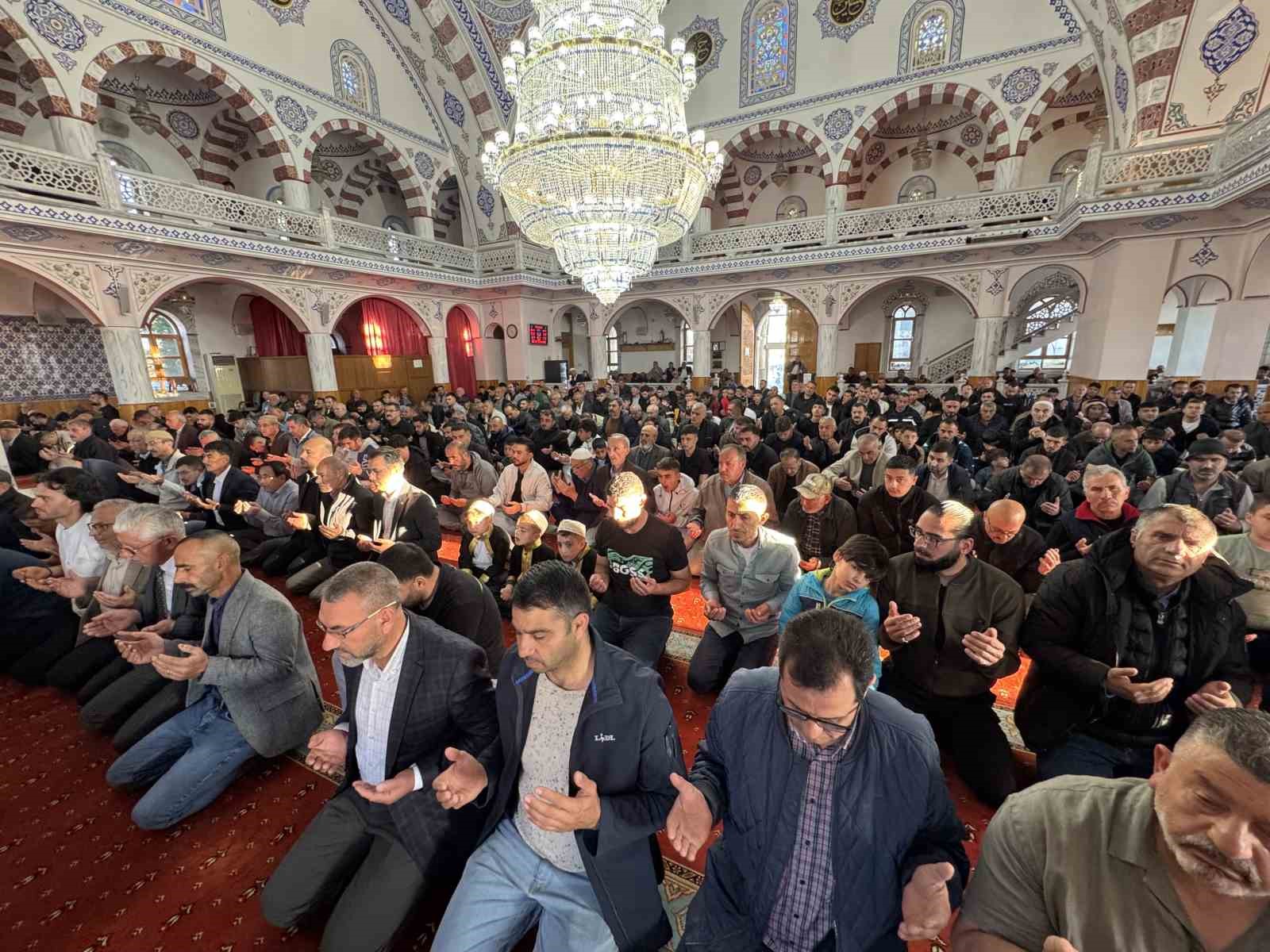 Kulu’da bayram namazında camiler doldu

