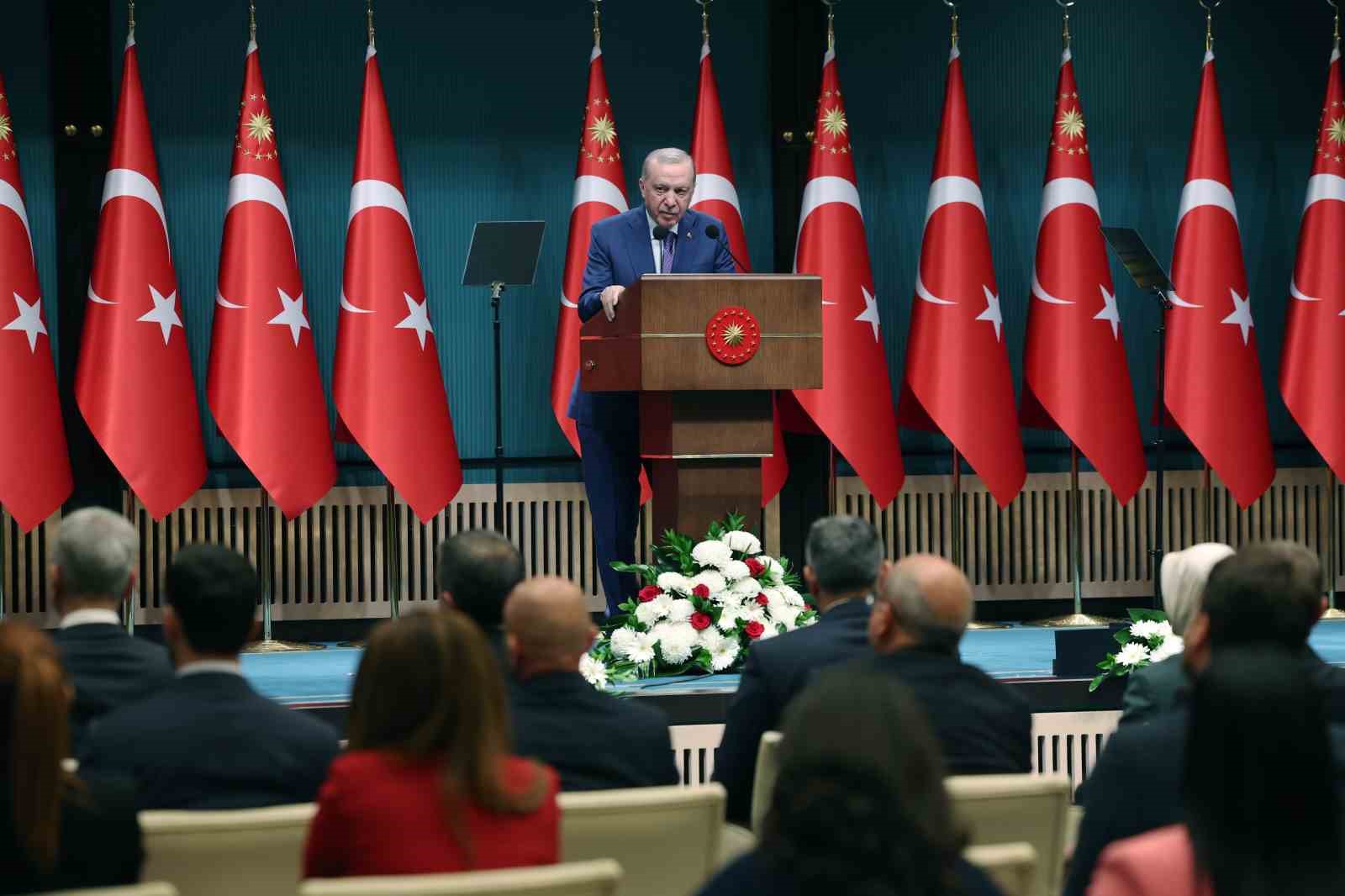 Cumhurbaşkanı Erdoğan: "Ana muhalefet partisi içindeki tartışmaların hiçbiri bizi ilgilendirmiyor"
