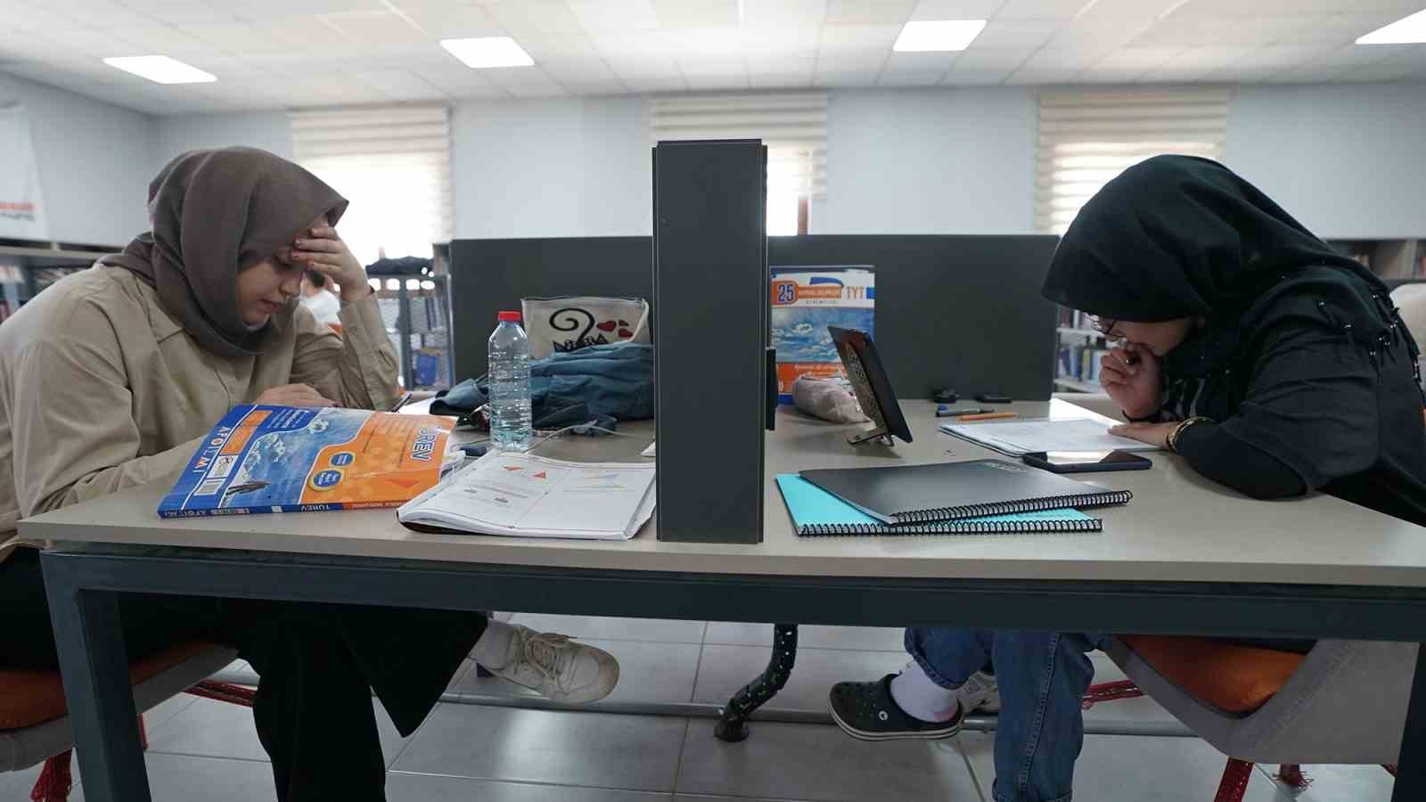 Kahramanmaraş kütüphanelerinde gençler sınava hazırlanıyor
