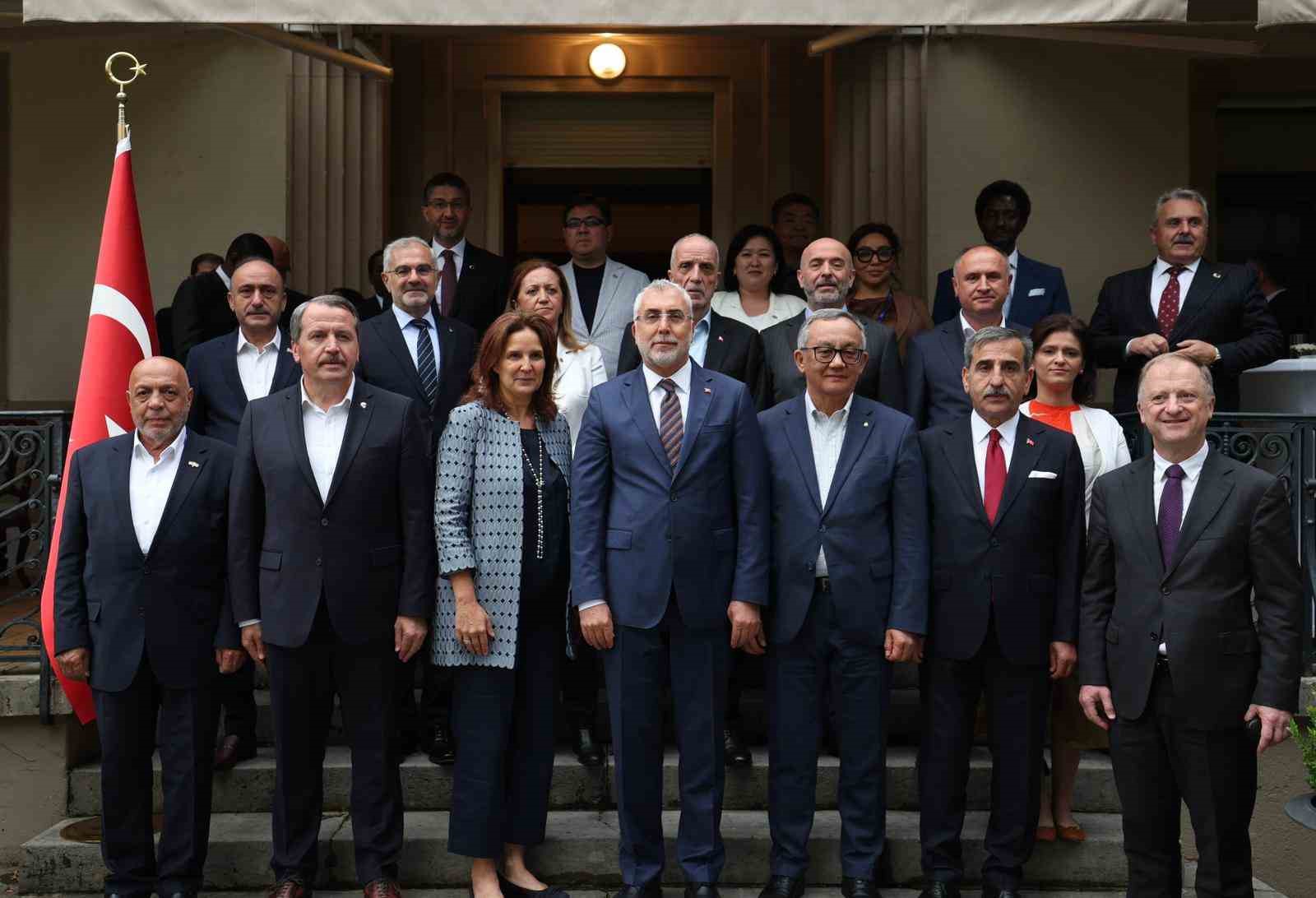 Bakan Işıkhan, işçi ve işveren temsilcileriyle Cenevre’de bir araya geldi
