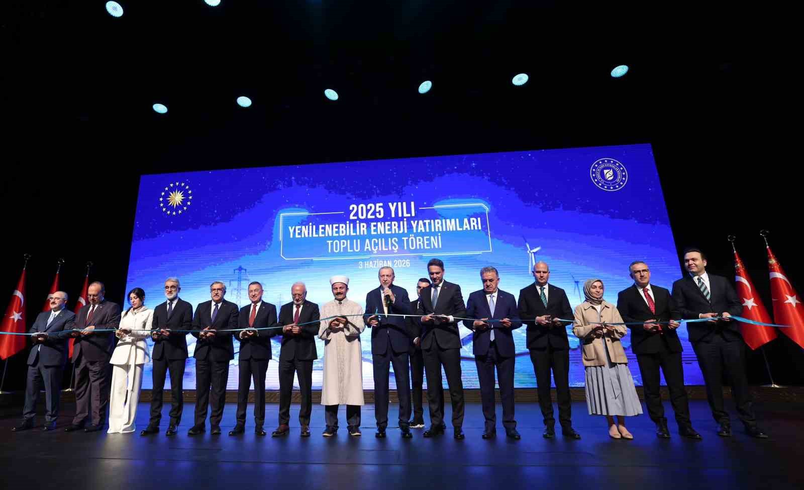 Bakan Bayraktar: "30 milyar dolarlık yatırımla, 30 bin kilometre uzunluğunda elektrik iletim hatları inşa edeceğiz"
