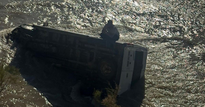 Minibüsüyle Zap Suyu’na uçan sürücü, geceyi aracının üzerinde geçirdi
