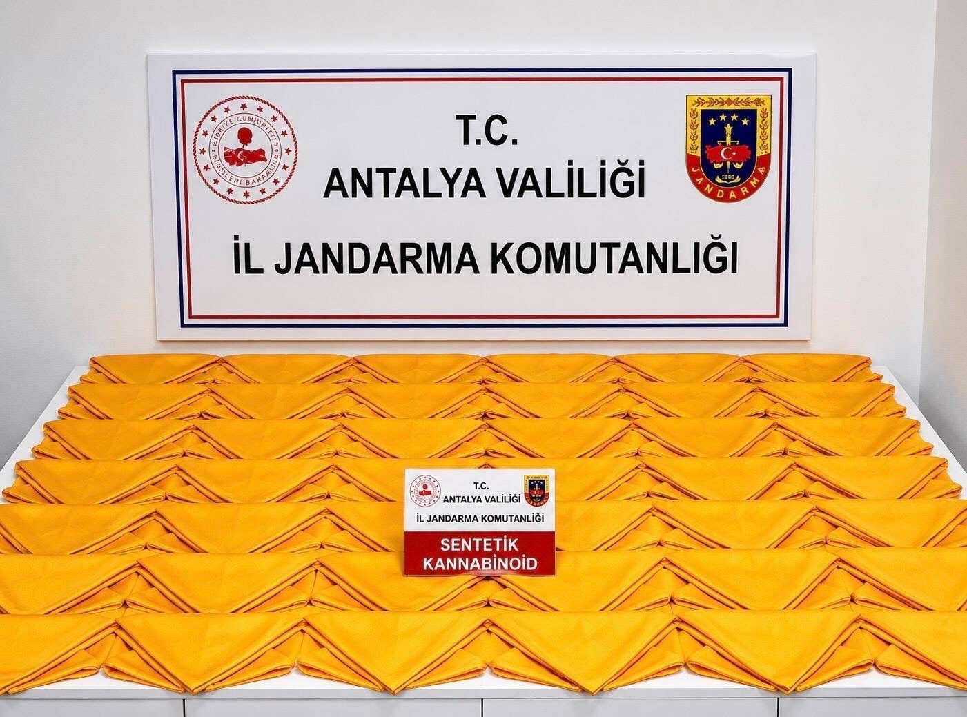 Alanya’da otel odasında 537 bin 600 kullanımlık uyuşturucu madde ele geçirildi
