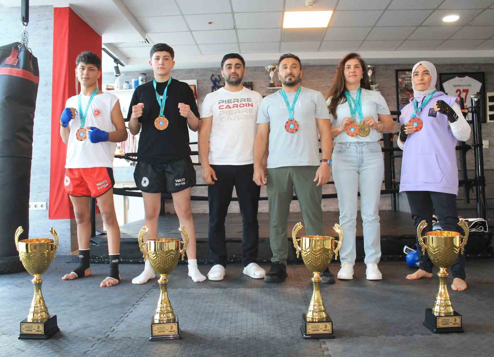 Sivaslı kick boksçular, Dünya Kupası’na damga vurdu
