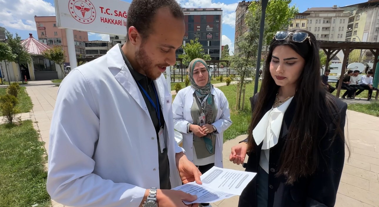 Yüksekova’da sağlık ekiplerinden ’sokakta sigarayı bırakma’ seferberliği
