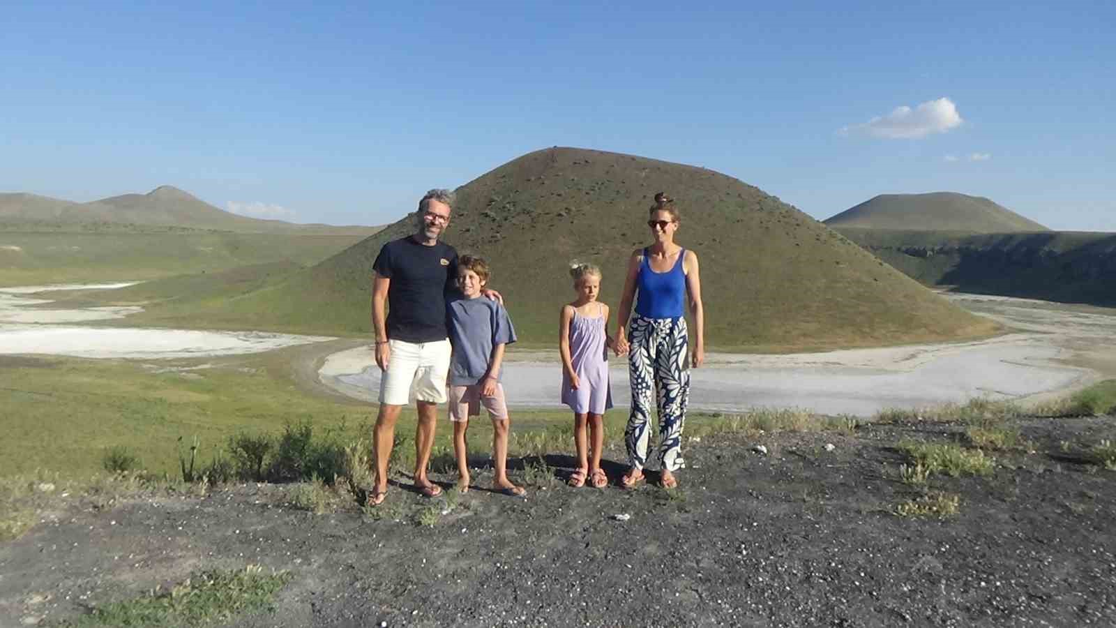 Hollandalı aile Meke Gölü ve Acıgöl’e hayran kaldı
