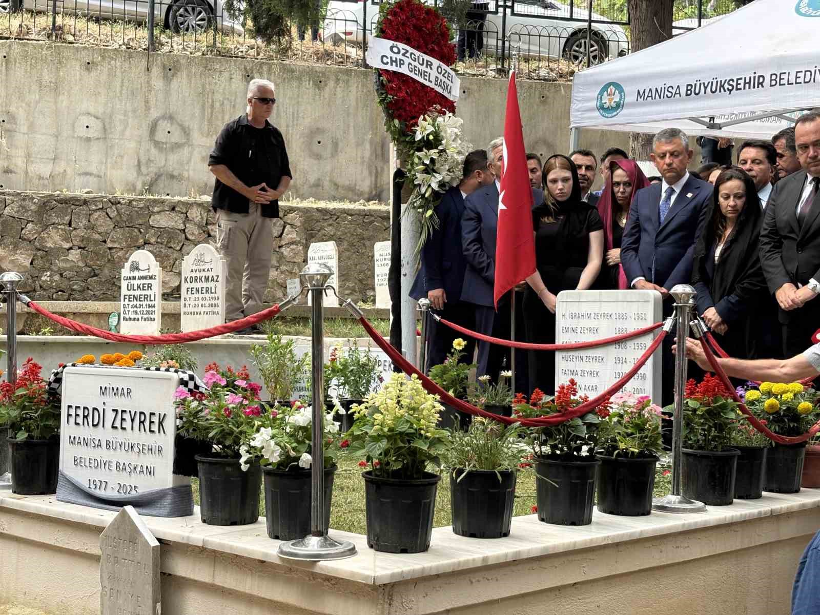 Özgür Özel ve Mansur Yavaş’tan Ferdi Zeyrek’e vefa ziyareti
