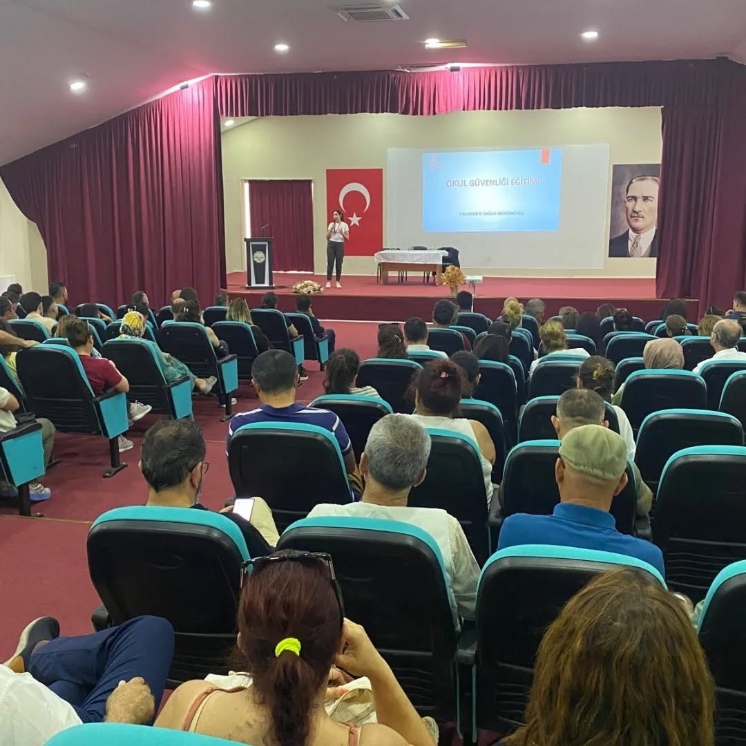 Edremit’te okul müdürleri ve rehber öğretmenlere siber güvenlik eğitimi verildi
