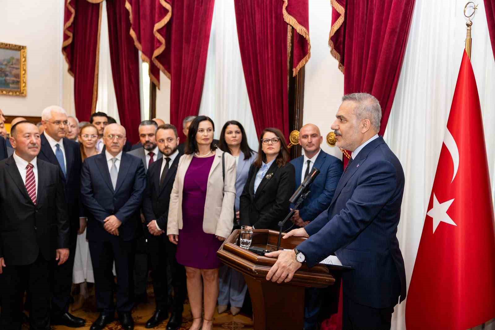 Bakan Fidan, Bulgaristan’daki Türk iş insanları ve siyasetçilerle bir araya geldi
