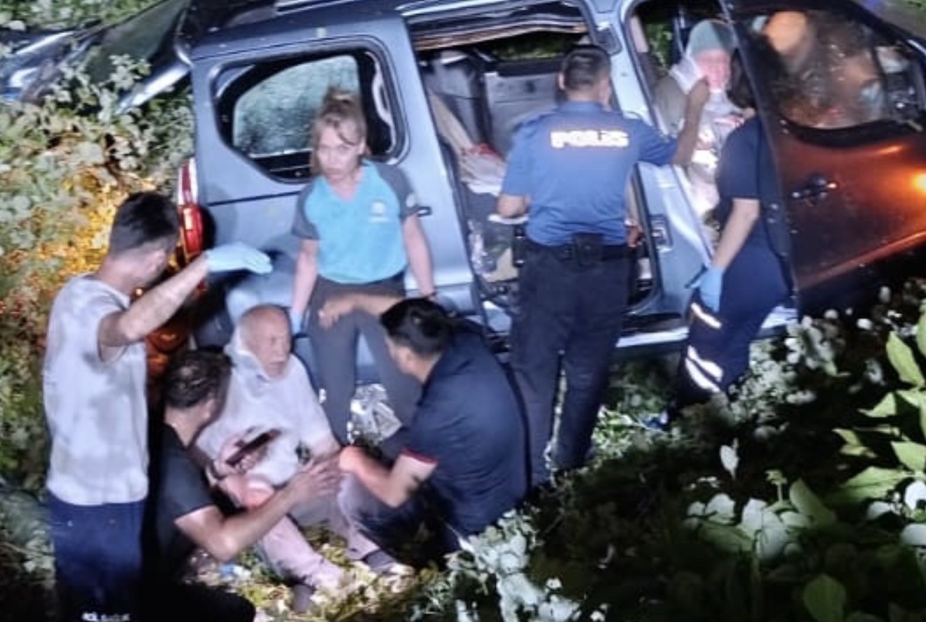 Kontrolden çıkan araç şarampole yuvarlandı: 2 yaralı
