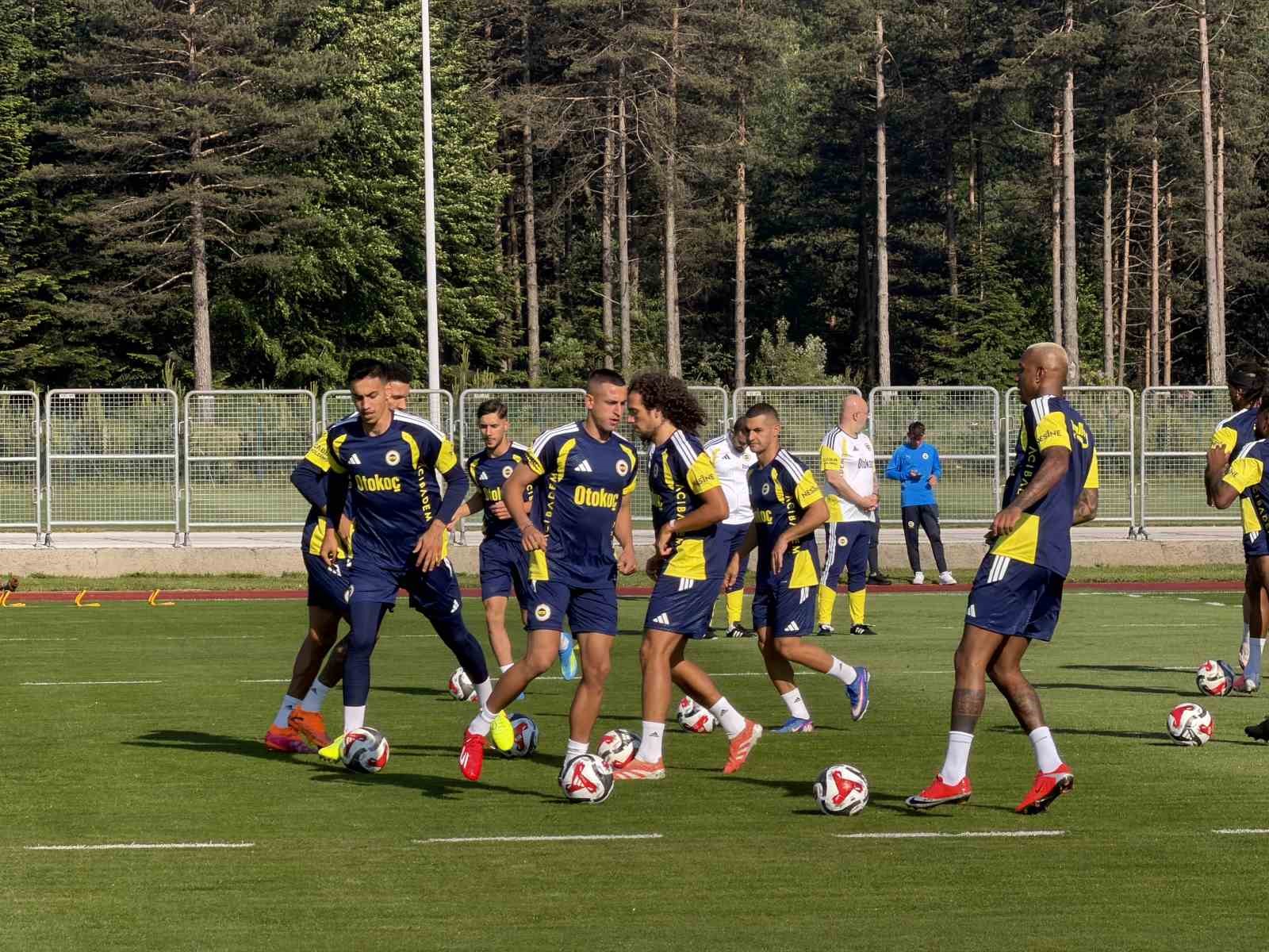 Fenerbahçe, Topuk Yaylası’ndaki ilk antrenmanını yaptı
