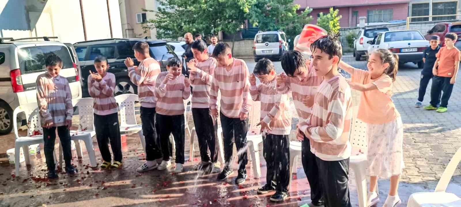 Eğitimlerini tamamlayan hafızlar gül yaprakları ve suyuyla ıslatıldı
