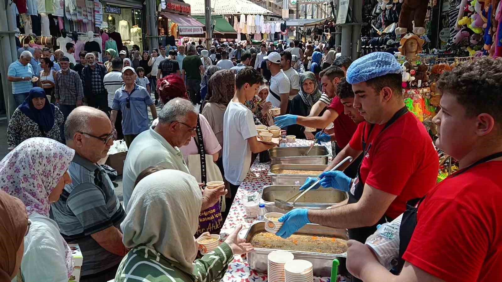 Bursa’da 30 yıllık gelenek...Tuzpazarı esnafı 5 bin kişiye aşure ikram etti
