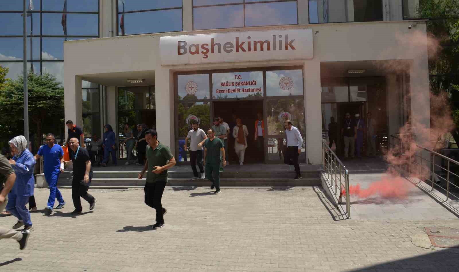 Devlet hastanesindeki acil durum tatbikatı gerçeği aratmadı

