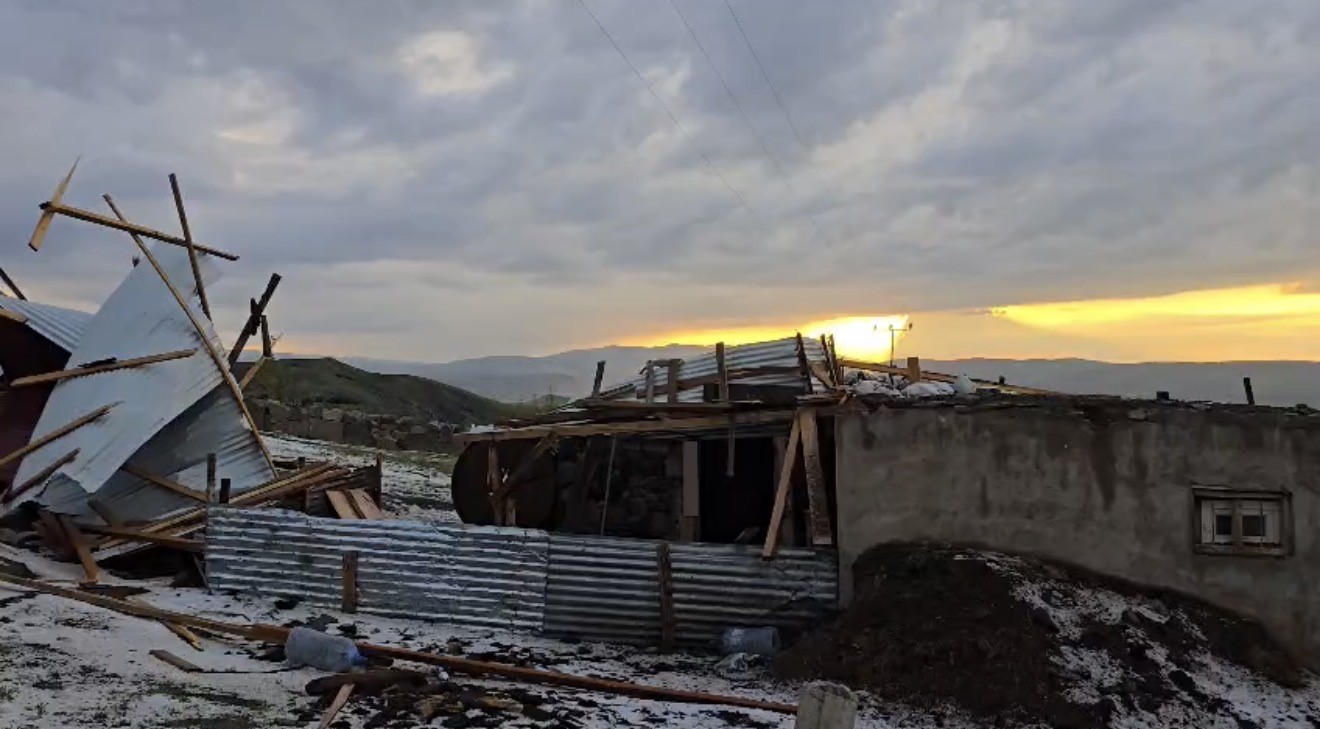 Ağrı’da dolu ve şiddetli rüzgar bir evin çatısını uçurdu
