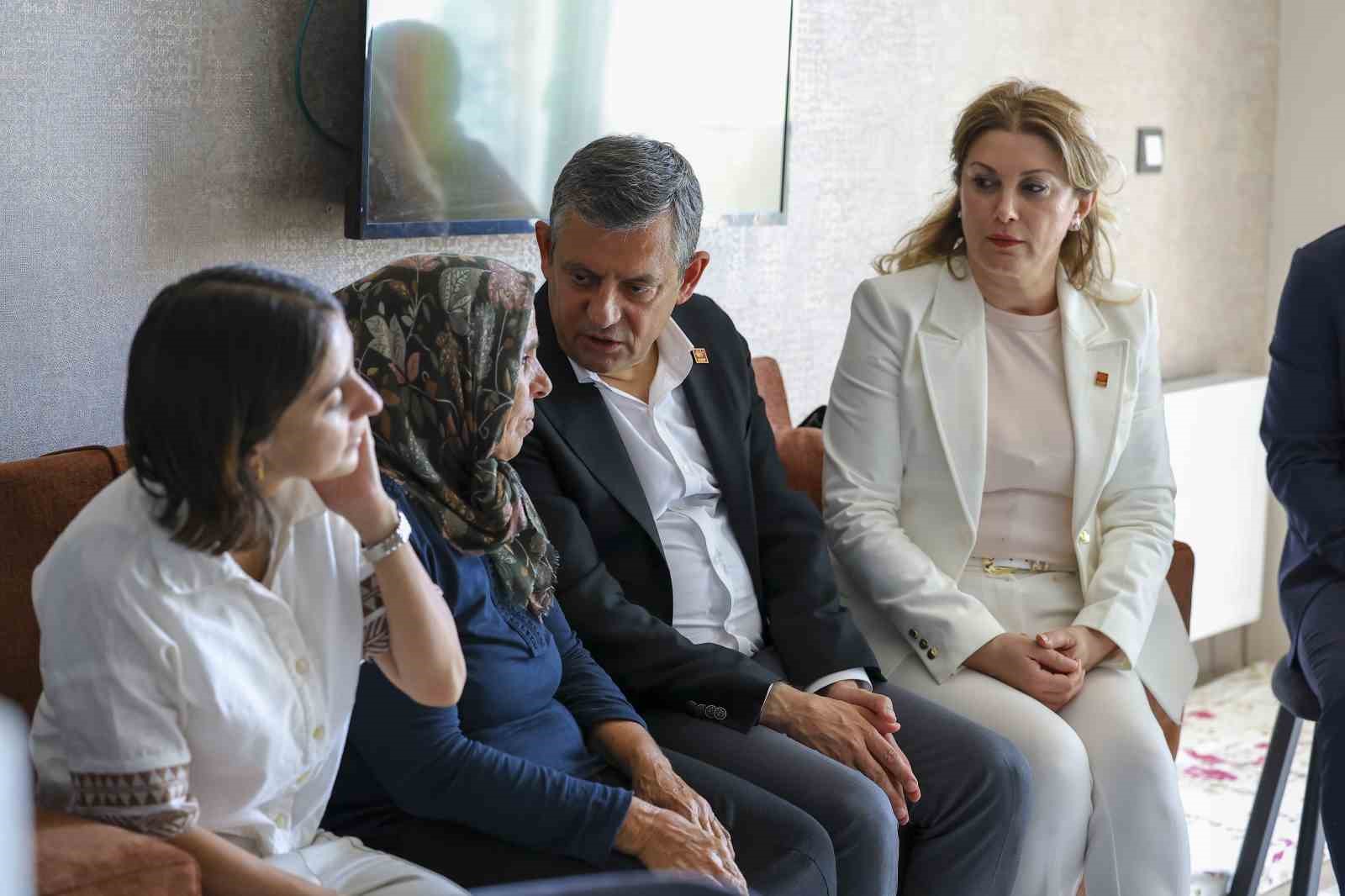 CHP Grup Başkanı Özel, Diyarbakır’da Gülistan Doku’nun ailesiyle görüştü
