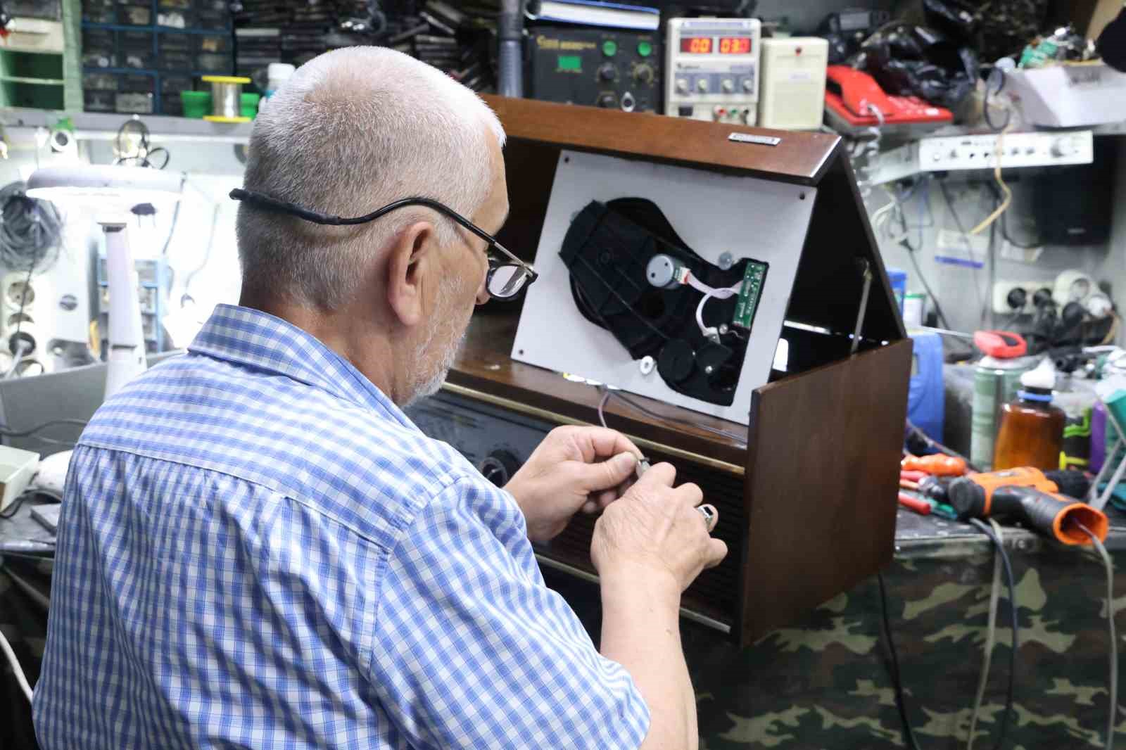 Çöpe atılmasın diye 80-100 yıllık radyoları çalışır hale getiriyor
