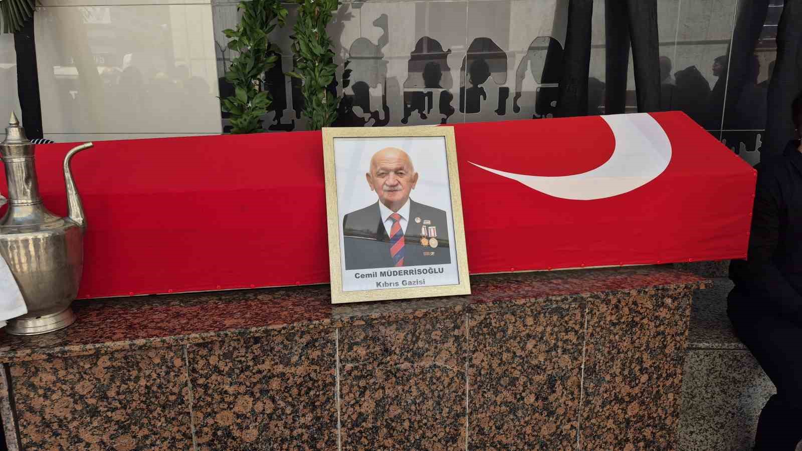 Kıbrıs Gazisi Müderrisoğlu son yolculuğuna törenle uğurlandı
