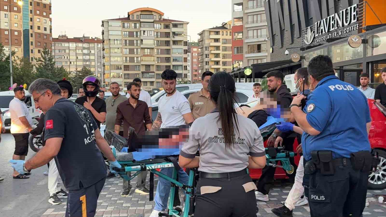 Kayseri’de AVM önünde bıçaklı kavga: 1 yaralı

